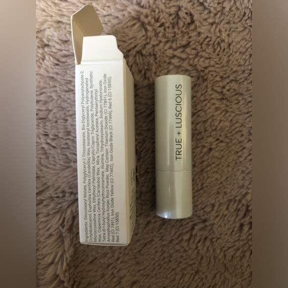 True + Luscious Super Moisture Lipstick 3.5g in Vintage rose - Picture 2 of 8